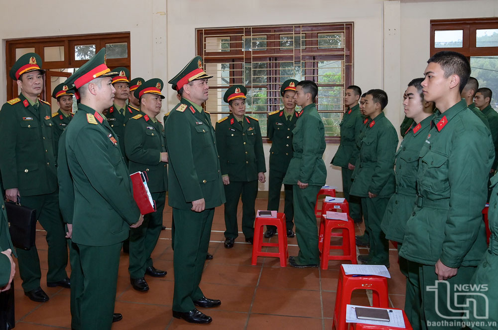 Trung tướng Nguyễn Hồng Thái kiểm tra công tác huấn luyện, giáo dục chính trị cho chiến sĩ mới tại Trung đoàn 677, Sư đoàn 346.