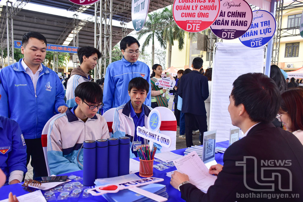 Học sinh THPT trên địa bàn TP. Thái Nguyên được tư vấn hướng nghiệp, tuyển sinh, giới thiệu việc làm.