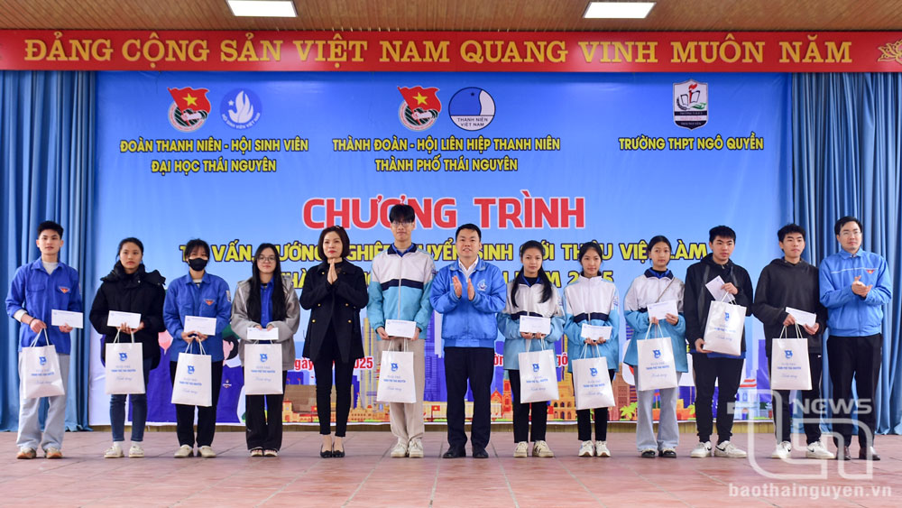 Thành đoàn, Hội Liên hiệp Thanh niên, Hội đồng Đội TP. Thái Nguyên phối hợp với các đơn vị tư vấn hướng nghiệp tặng học bổng cho học sinh vượt khó vươn lên học tốt.
