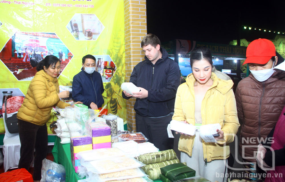 Nhờ sản xuất an toàn và có nguồn gốc rõ ràng nên các sản phẩm của Hợp tác xã nông sản nếp vải Ôn Lương (Phú Lương) được đông đảo khách hàng tin dùng.