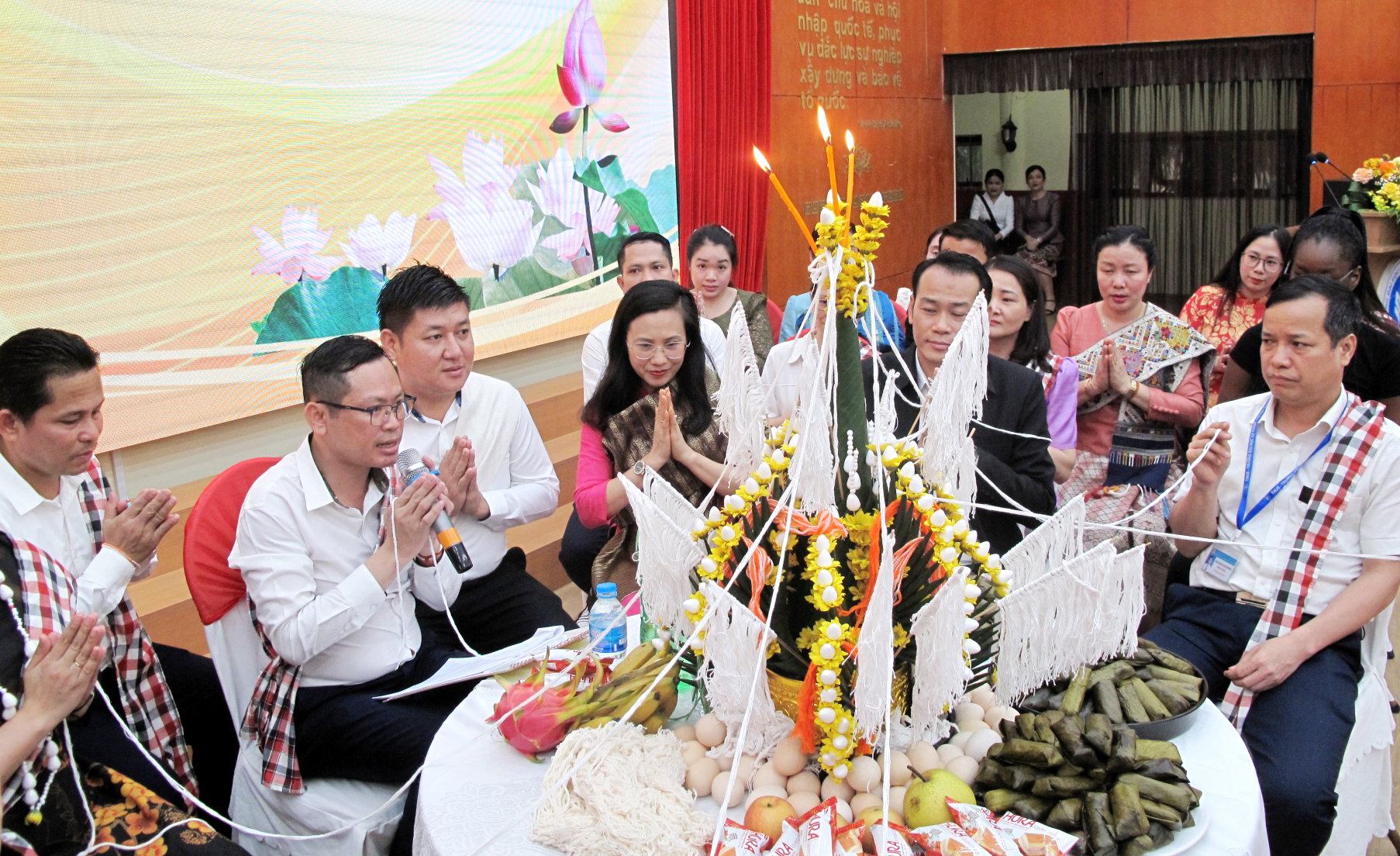 Tổ chức đón Tết Bunpimay cho lưu học sinh Lào