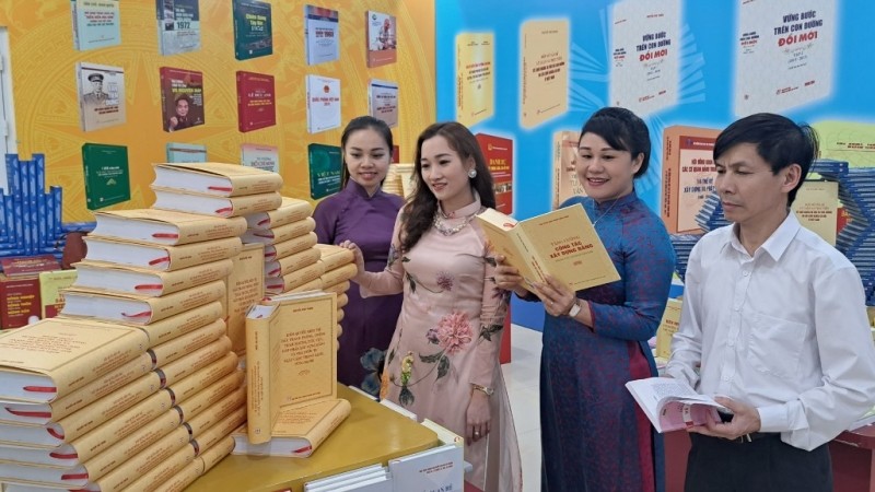 Ra mắt không gian sách bảo vệ nền tảng tư tưởng của Đảng