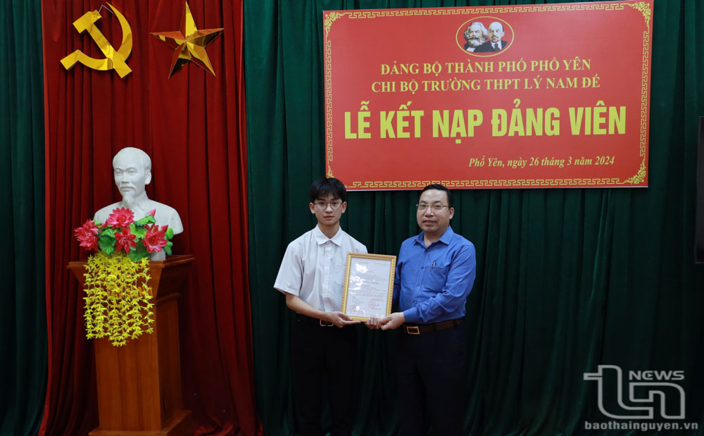 Tạo nguồn đảng viên từ trường học