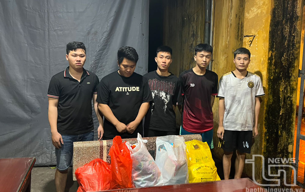 La Thanh An (thứ hai từ trái sang) cùng nhóm đối tượng bị khởi tố về tội “Cướp tài sản”.
