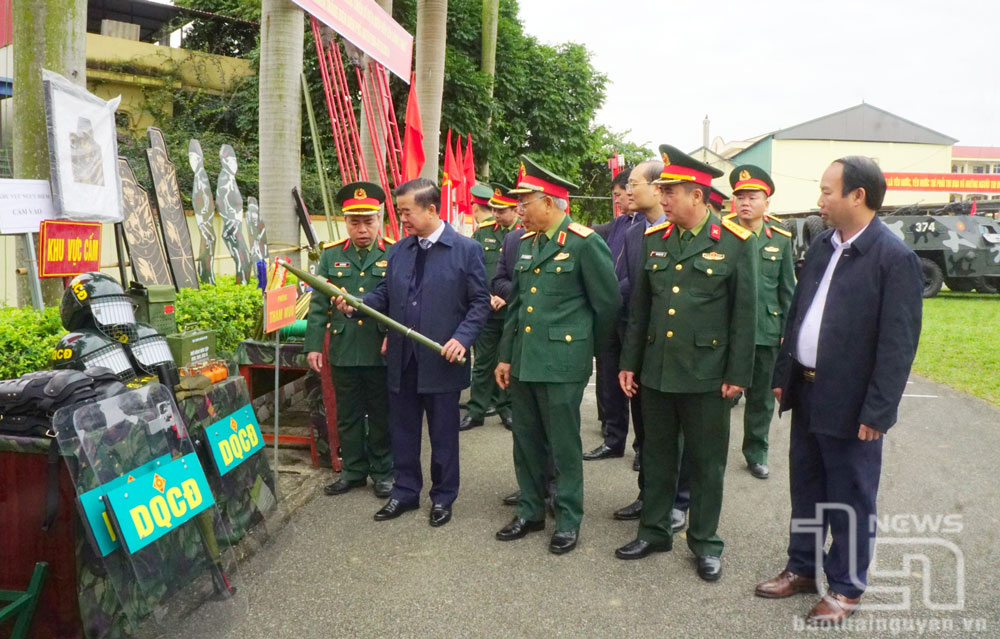 Đồng chí Đỗ Đức Công, Ủy viên Ban Thường vụ Tỉnh ủy, Phó Chủ tịch Thường trực HĐND tỉnh; lãnh đạo Quân khu 1 và Bộ Chỉ huy Quân sự tỉnh tham quan mô hình học cụ phục vụ huấn luyện.
