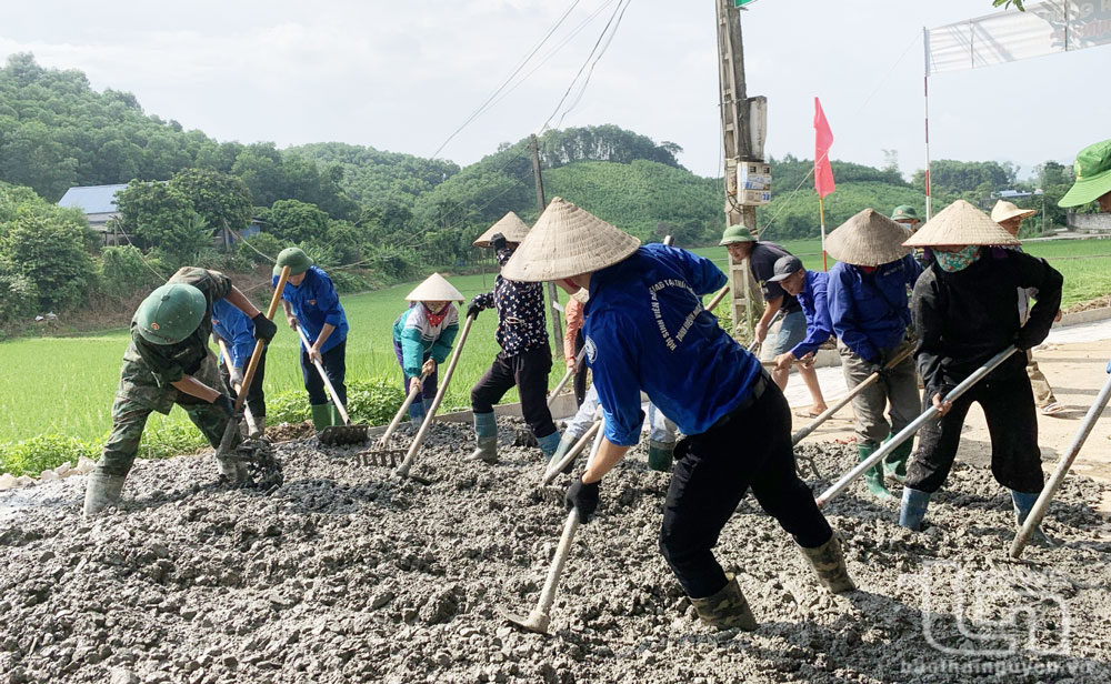 Nhân dân xóm Làng Lầm, xã Hóa Trung (Đồng Hỷ), tích cực đóng góp công sức và hiến đất để mở rộng các đoạn đường hẹp từ 2,5m lên 5m.