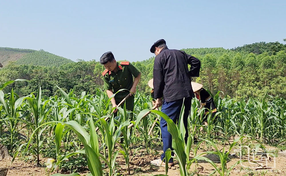 Sâu sát cơ sở, lực lượng Công an huyện Võ Nhai luôn gắn bó mật thiết với người dân vùng dân tộc thiểu số, nhất là các địa bàn có đông đồng bào dân tộc Mông theo đạo Tin lành, để tuyên truyền người dân chấp hành tốt các quy định của pháp luật.