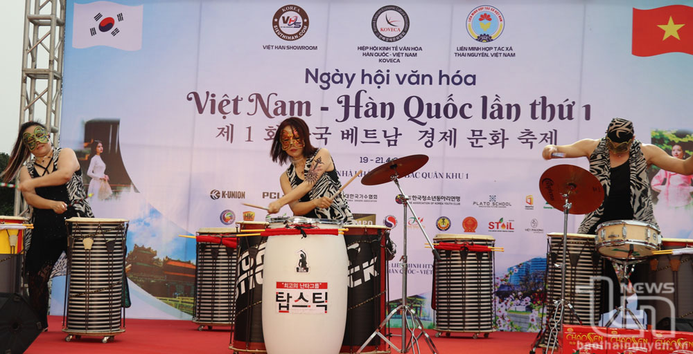 Một tiết mục múa trống do các nghệ sĩ đến từ Hàn Quốc biểu diễn tại Chương trình.
