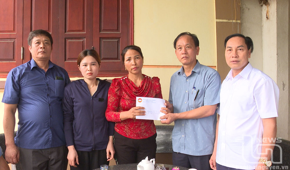 TP. Phổ Yên: Trao tiền cứu trợ cho gia đình nạn nhân sập hầm mỏ
