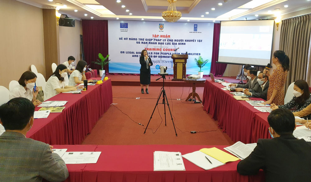 Một buổi tập huấn về kỹ năng trợ giúp pháp lý cho người khuyết tật tại Thái Nguyên.