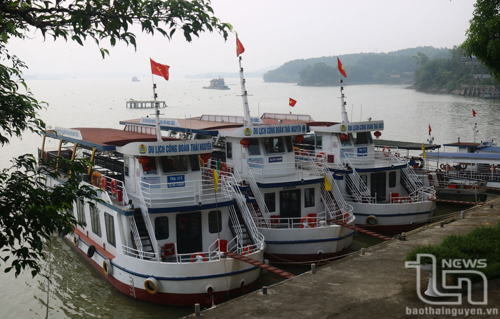 Các du thuyền phục vụ đại biểu trong ngày khai mạc được cơ quan chức năng kiểm tra, giám sát chặt chẽ.
