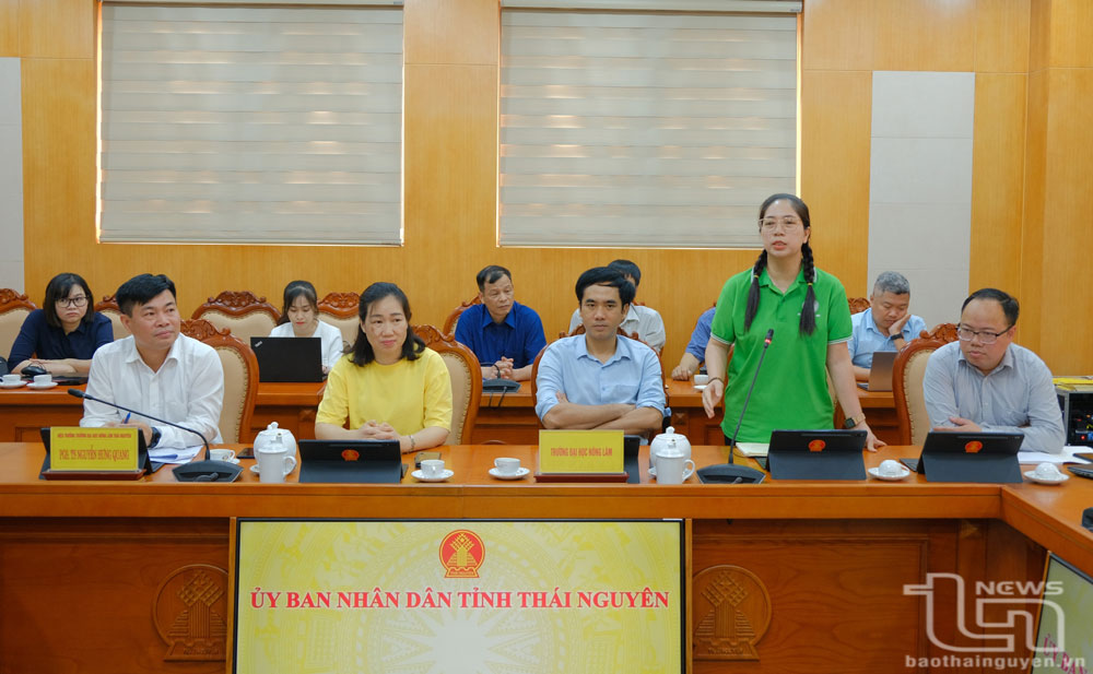 Đại biểu thảo luận, góp ý vào đề tài nghiên cứu.