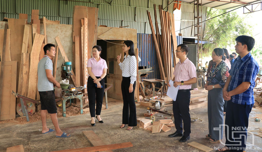 Được tạo điều kiện vay vốn Ngân hàng Chính sách xã hội TP. Phổ Yên trên 200 triệu đồng năm 2019, anh Nguyễn Văn Thuyết (ngoài cùng bên trái), ở xóm Hạ Vụ 1, xã Vạn Phái, đã đầu tư xưởng sản xuất đồ gỗ với diện tích 500m2, vươn lên thoát nghèo năm 2022.