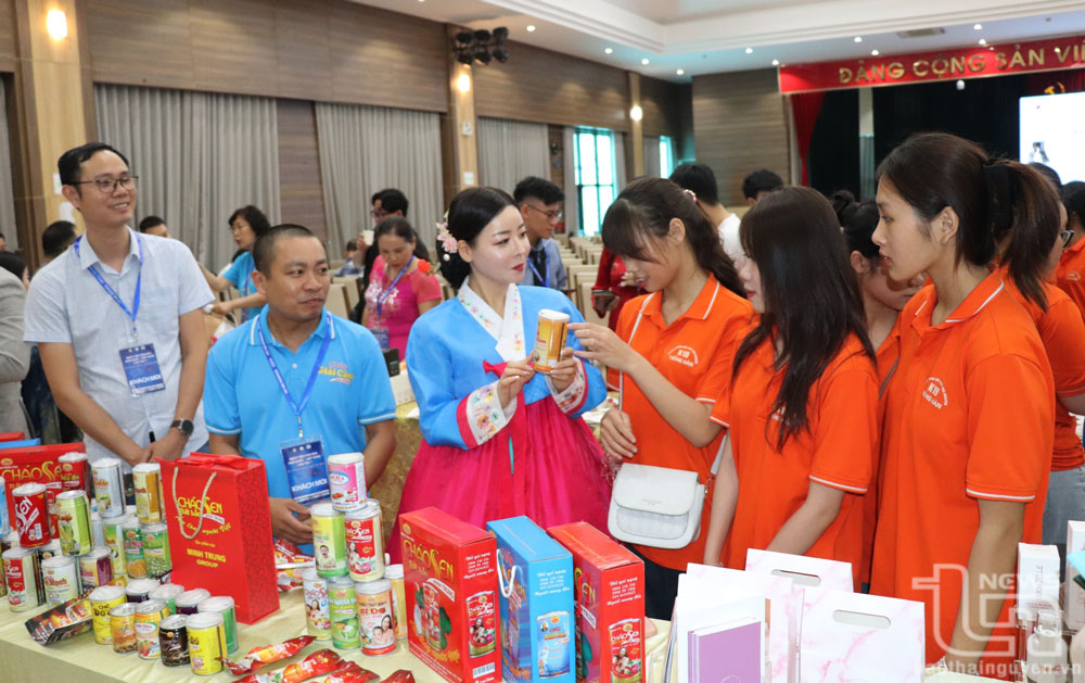 Các đại biểu tham quan gian trưng bày sản phẩm của một doanh nghiệp Hàn Quốc tại Hội thảo.