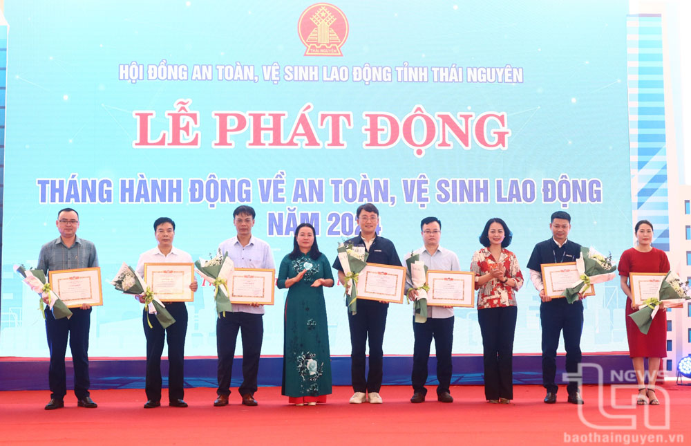 Tặng Giấy khen cho các cá nhân đạt thành tích xuất sắc trong công tác an toàn, vệ sinh lao động.