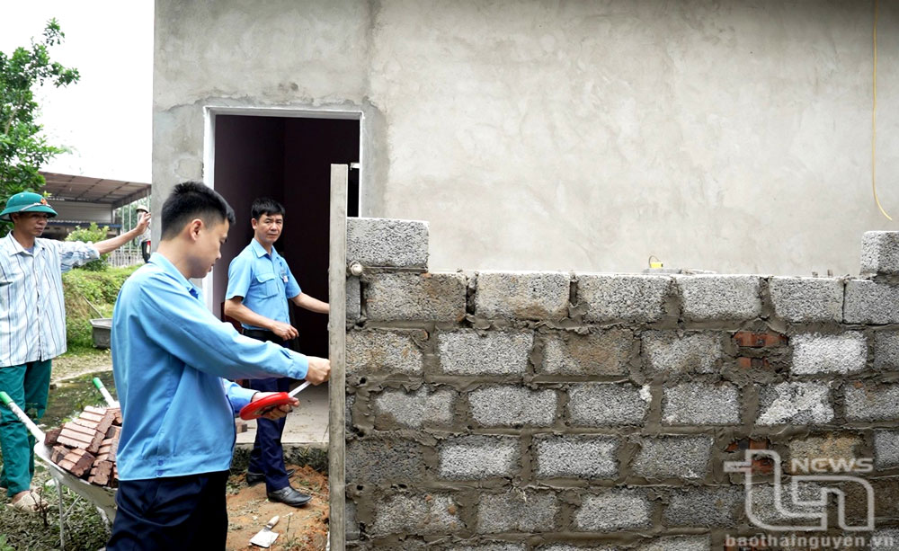 Lực lượng chức năng kiểm tra một công trình xây dựng vi phạm quy hoạch Khu công nghiệp Sông Công II, giai đoạn 2.