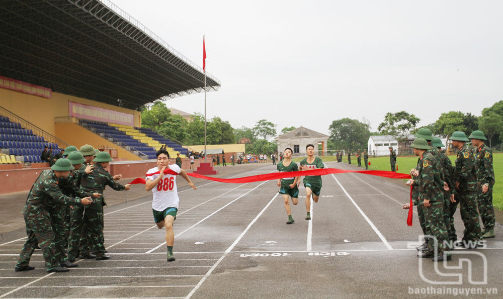 Thi chạy 100m.
