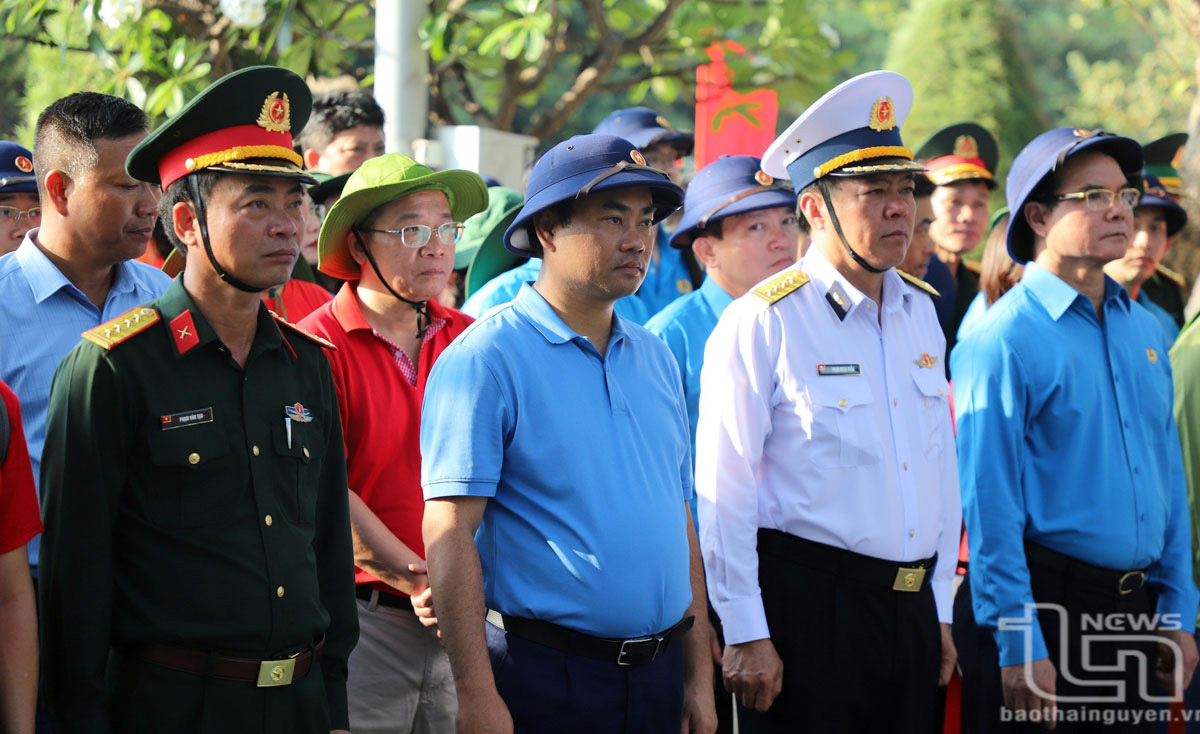 Đồng chí Trịnh Việt Hùng, Ủy viên dự khuyết Trung ương Đảng, Phó Bí thư Tỉnh ủy, Chủ tịch UBND tỉnh Thái Nguyên và các đại biểu dâng hương tưởng niệm các Anh hùng liệt sĩ tại Đài tưởng niệm Liệt sĩ Trường Sa.