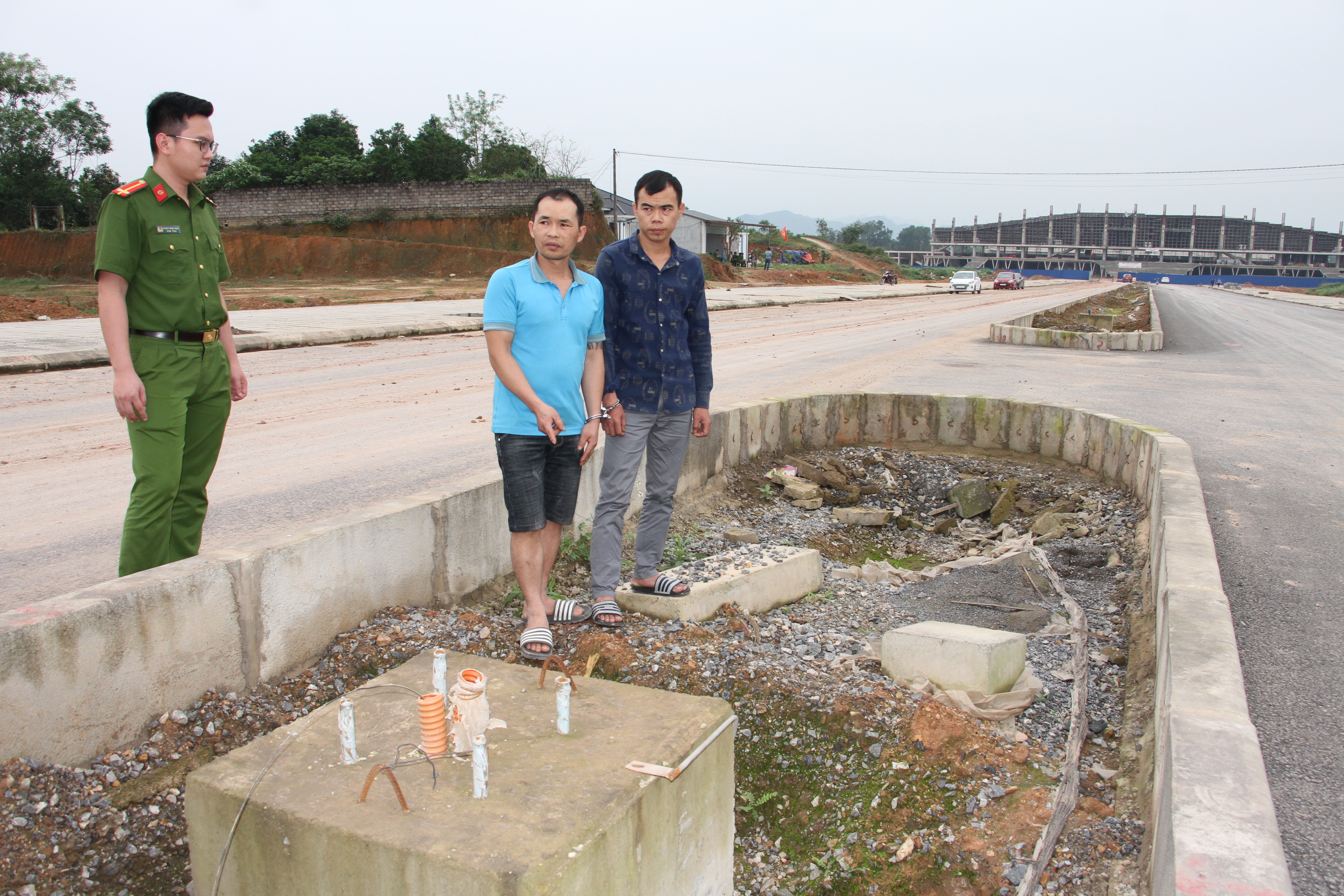 Bắt giam nhóm “đạo chích” trộm dây điện ở sân vận động