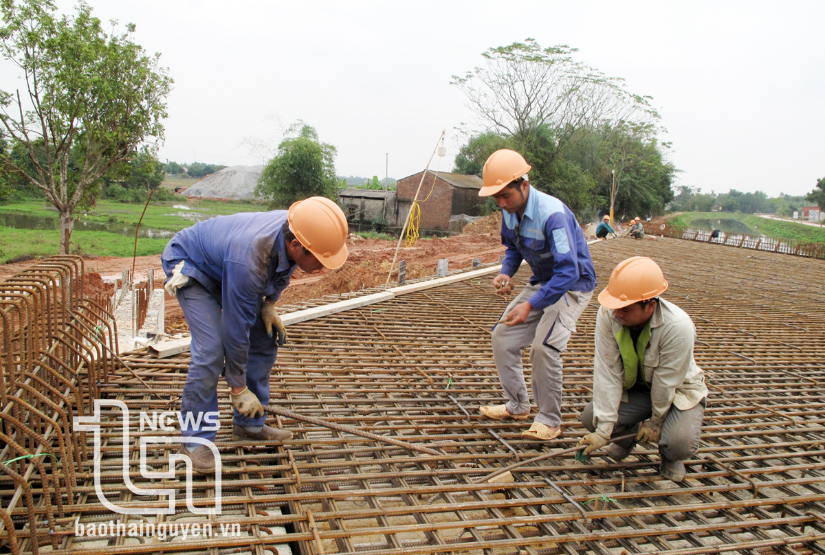 Thi công cầu Kênh Trôi trên tuyến đường vành đai V nối từ huyện Phú Bình sang tỉnh Bắc Giang.
