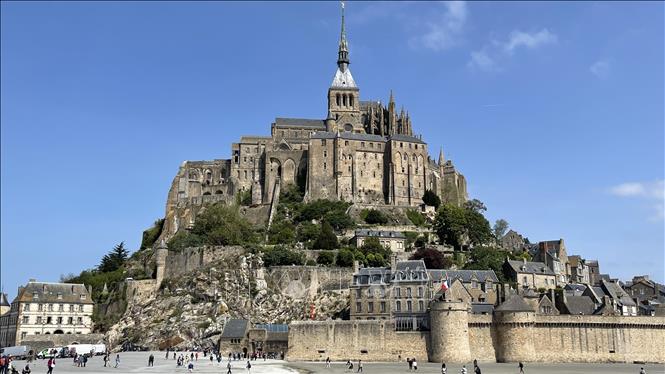 Mont-Saint-Michel - Viên ngọc quý giữa biển khơi 