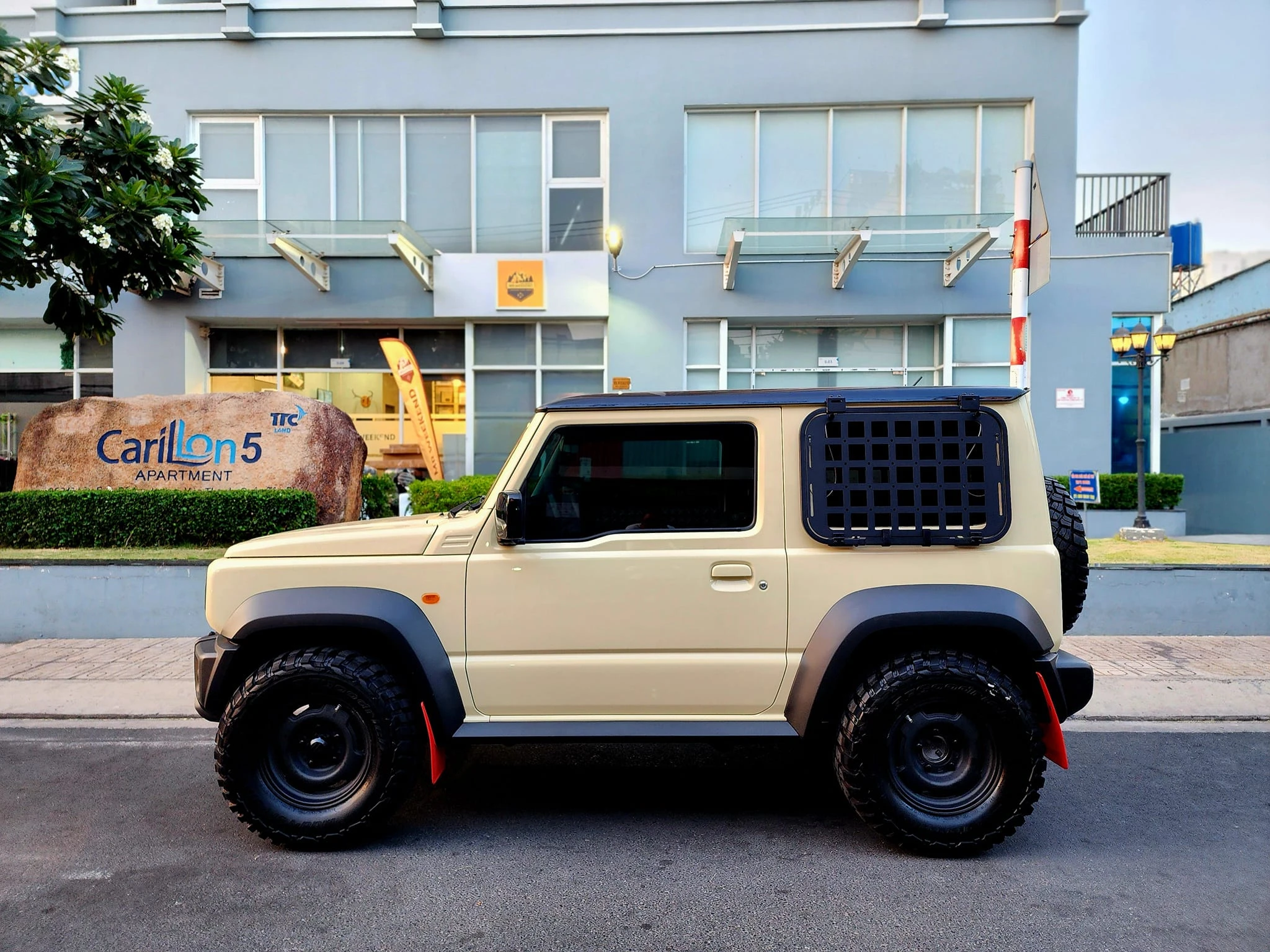Trên thực tế, Suzuki Jimny chưa phải là chiếc SUV hấp dẫn nếu chỉ sử dụng ở chế độ nguyên bản. Chiếc xe này chỉ thật sự cuốn hút khi có thêm những phụ kiện được trang bị hoặc thay đổi theo sở thích của chủ xe. Do đó, người dùng dòng xe này có nhiều lựa chọn phụ kiện, chủ yếu từ Nhật Bản.