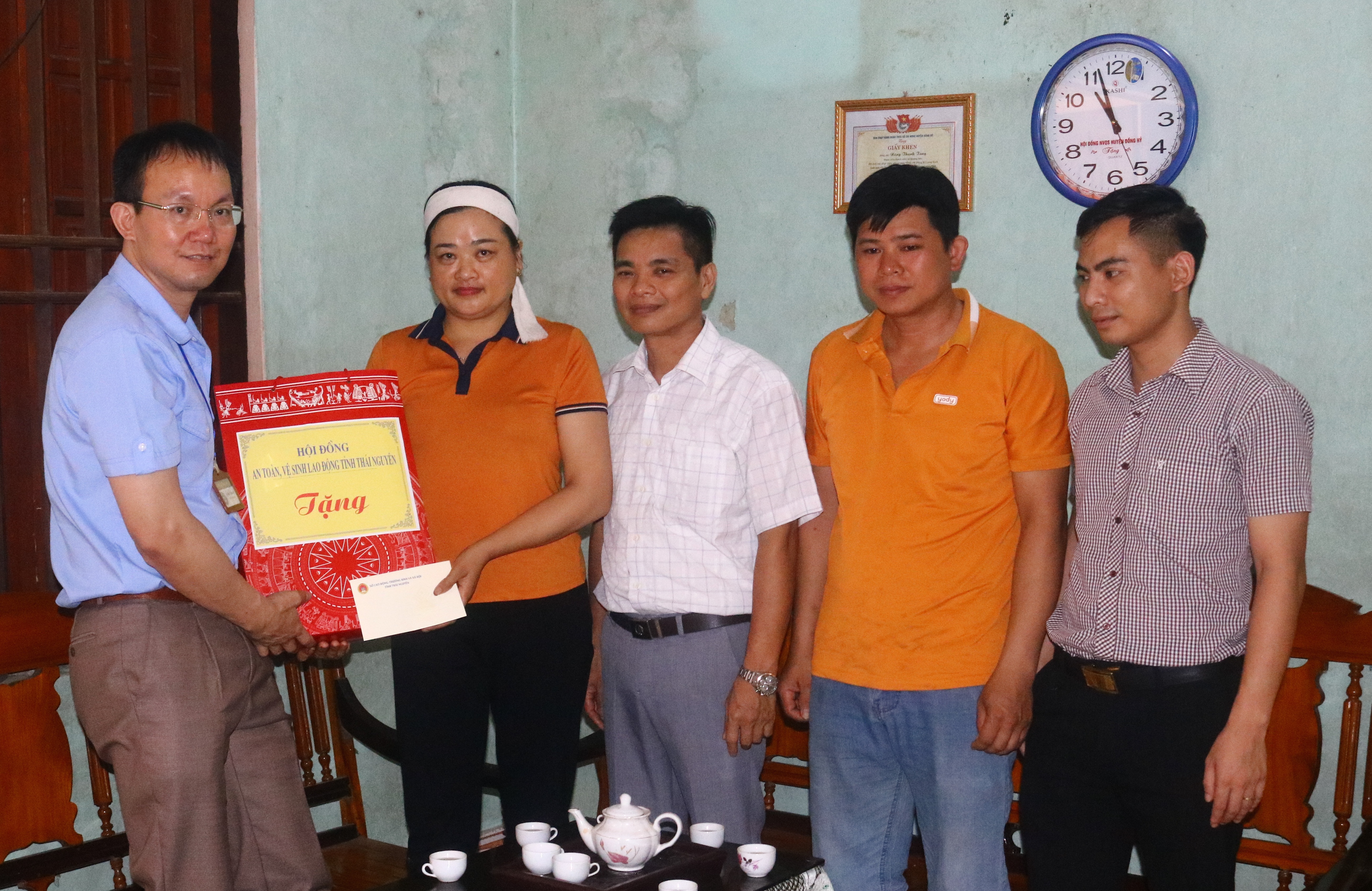 Thăm gia đình công nhân tử vong vì tai nạn lao động
