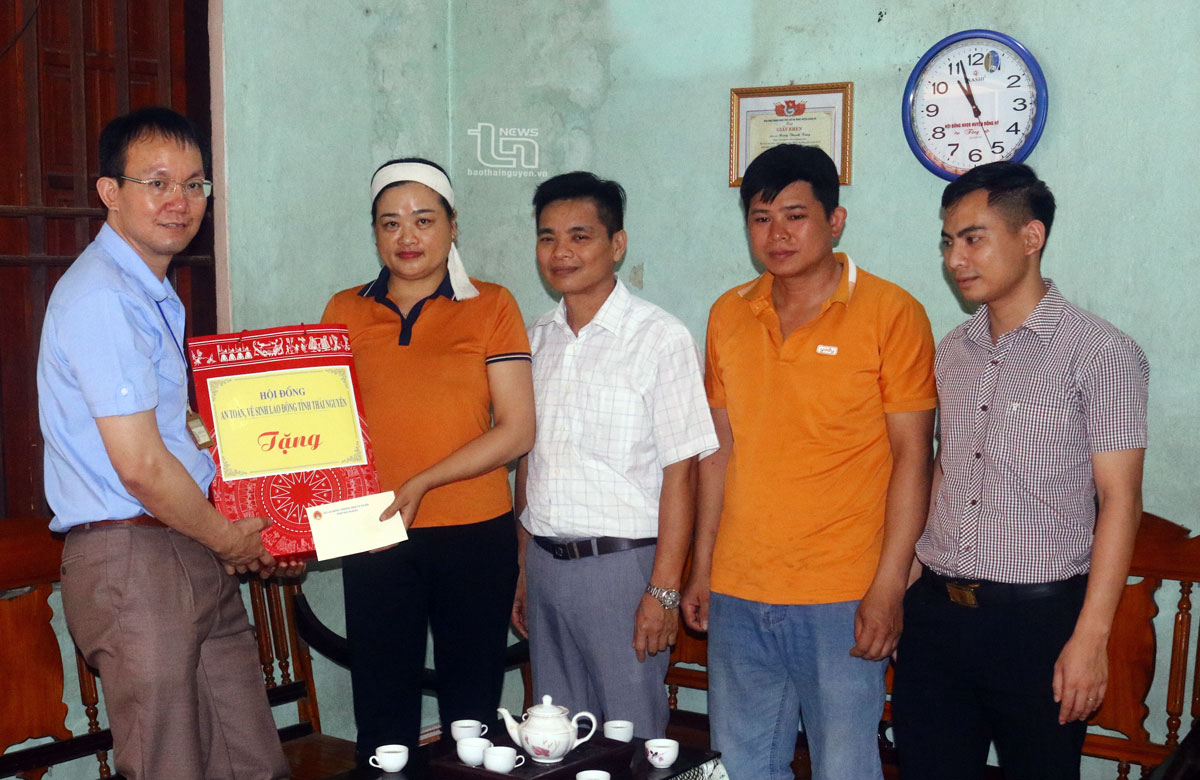 Đoàn công tác đến thăm, động viên chị Lý Thị Huyền, xóm Thống Nhất, xã Quang Sơn (Đồng Hỷ)