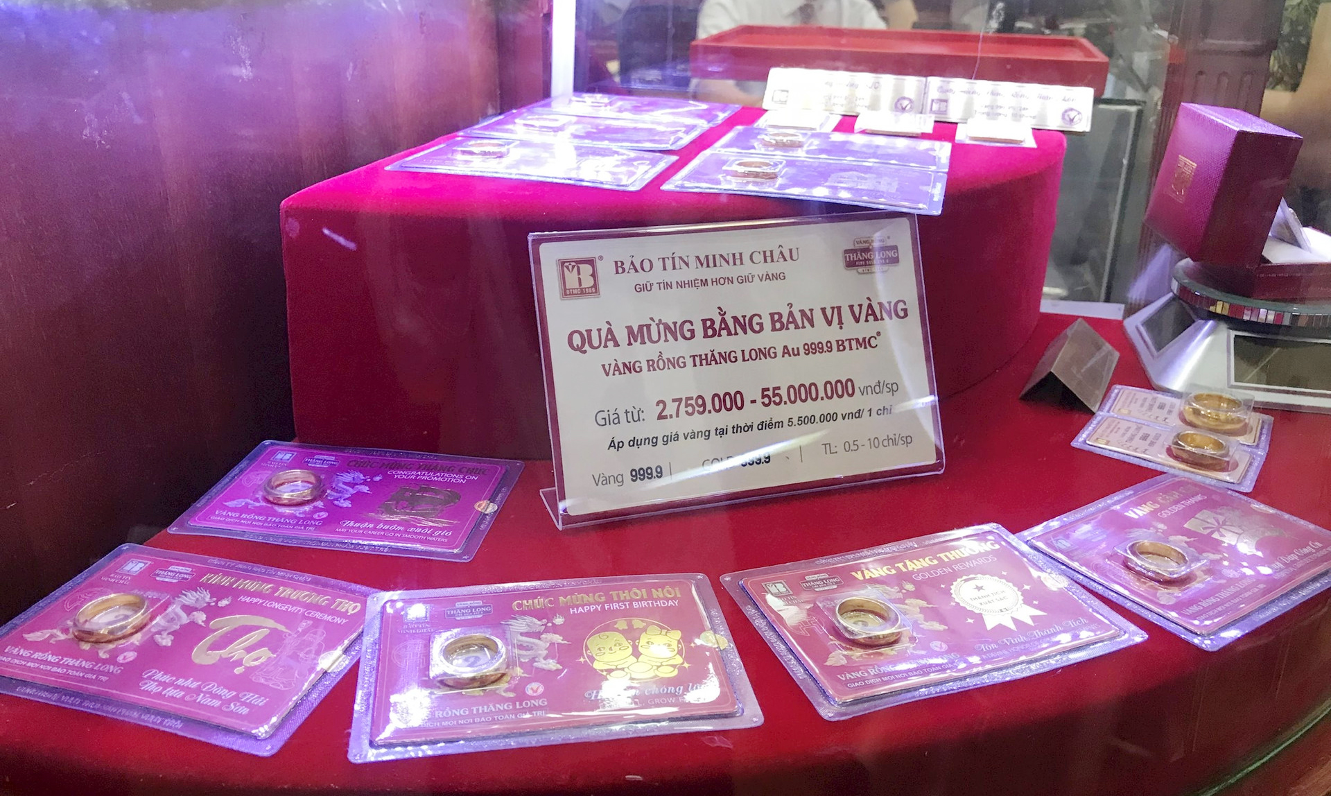 Giá vàng giảm 300.000 đồng mỗi lượng