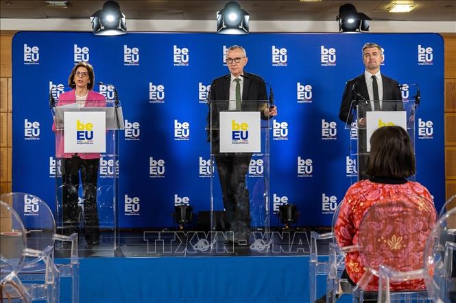Từ trái qua: Bà Stella Kyriakides, Ủy viên y tế và an toàn thực phẩm EU; ông Frank Vandenbroucke, Phó Thủ tướng kiêm Bộ trưởng Các vấn đề xã hội và y tế công cộng của Bỉ. Ảnh: TTXVN 