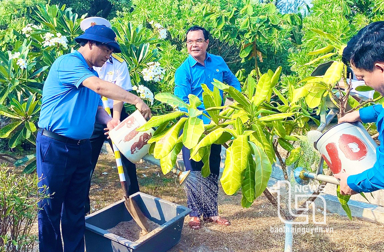 Đồng chí Trịnh Việt Hùng, Ủy viên dự khuyết Trung ương Đảng, Phó Bí thư Tỉnh ủy, Chủ tịch UBND tỉnh Thái Nguyên cùng các đại biểu trồng cây lưu niệm trên đảo Song Tử Tây.