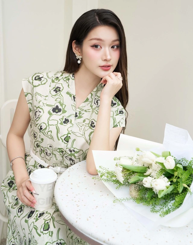 Đầm liền dáng dài điểm họa tiết nét mảnh được lược bớt những chi tiết rườm rà tạo nên nét đẹp thanh thoát và trang nhã