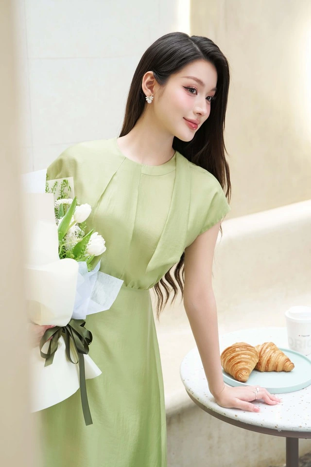 Váy midi mùa hè trên chất liệu vải tencel mang đến cho nàng trải nghiệm cảm giác mềm mại, nhẹ nhàng và thoải mái đi cùng gam xanh dịu mát