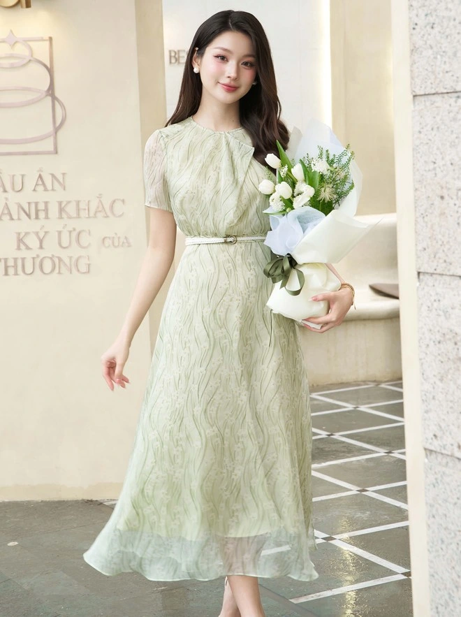 Thiết kế đầm xòe vải lụa và voan tơ in họa tiết với vô số những lựa chọn mới về sắc độ đậm nhạt của gam màu xanh