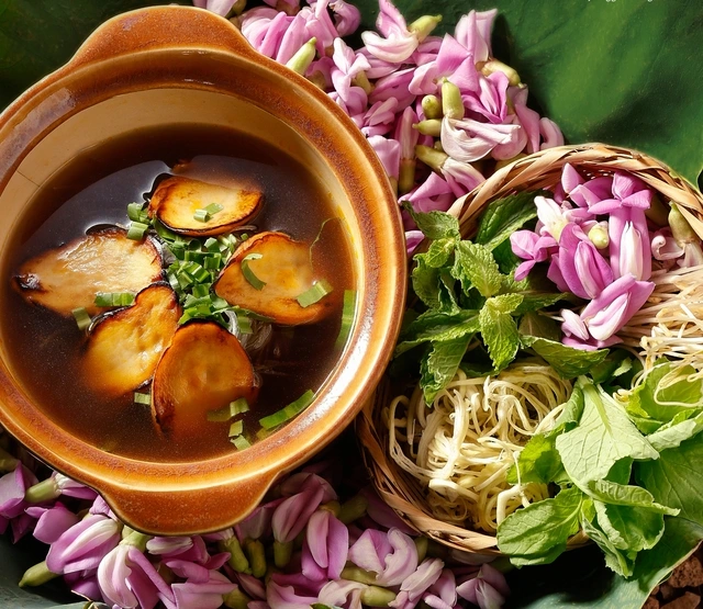 Chuyên gia ẩm thực Bùi Thị Sương chia sẻ: Bông đậu sương Cần Giuộc (màu tím) là bông được dùng để ăn lẩu mắm, lẩu kho trong các món ăn của người miền Tây và hiện giờ đang bị mai một