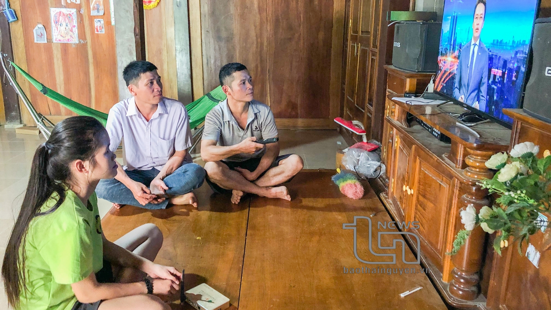 Người dân xóm Bản Chương, xã Sảng Mộc (Võ Nhai) sử dụng dịch vụ IPTV của VNPT để xem truyền hình quốc gia. (Ảnh 5: Hoàng Hưng)