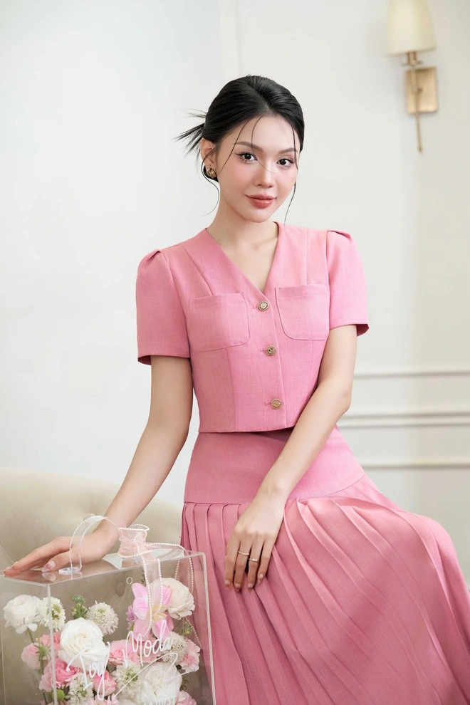 Set váy thiết kế trẻ trung, hiện đại nhưng vẫn thời thượng và sang trọng để nàng công sở bổ sung vào tủ đồ mùa hè