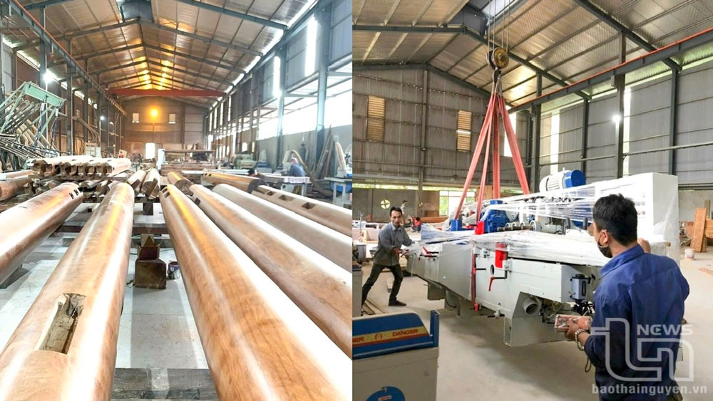 Trước khi vận hành máy, công nhân Công ty CP Gỗ Phượng Anh, ở phường Tân Thành (TP. Thái Nguyên) được hướng dẫn quy trình thao tác sử dụng máy bảo đảm an toàn lao động.