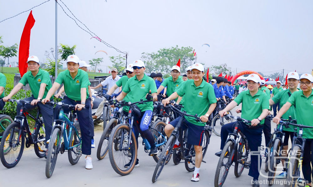 hoạt động “Đi bộ hưởng ứng vì môi trường Xanh - Sạch - Đẹp phục vụ phát triển du lịch”, tổ chức trải nghiệm đạp xe khám phá sườn Đông Tam Đảo