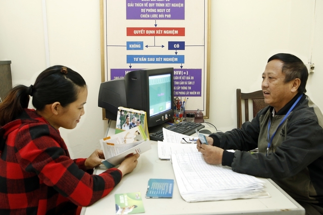 Tư vấn xét nghiệm tự nguyện tại Thái Nguyên. Ảnh: VGP/Thùy Chi