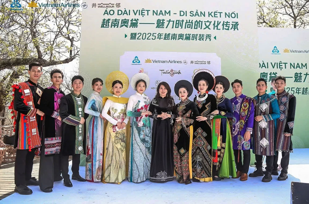 Áo dài Việt Phượng tỏa sáng tại Bắc Kinh