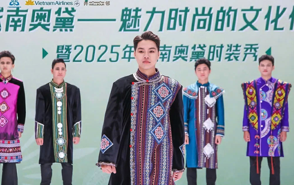 Áo dài trong bộ sưu tập “Áo dài dân tộc Việt Nam” của Nhà thiết kế Hàn Phượng.