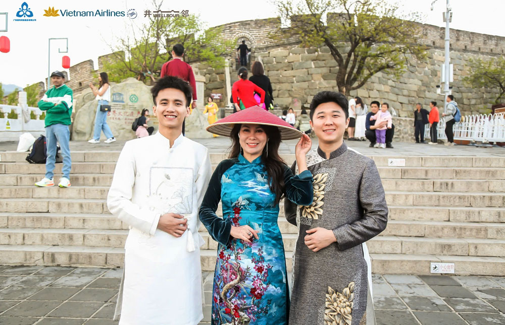 Nhà thiết kế Hàn Phượng (giữa) trong bộ áo dài của bộ sưu tập Sen.