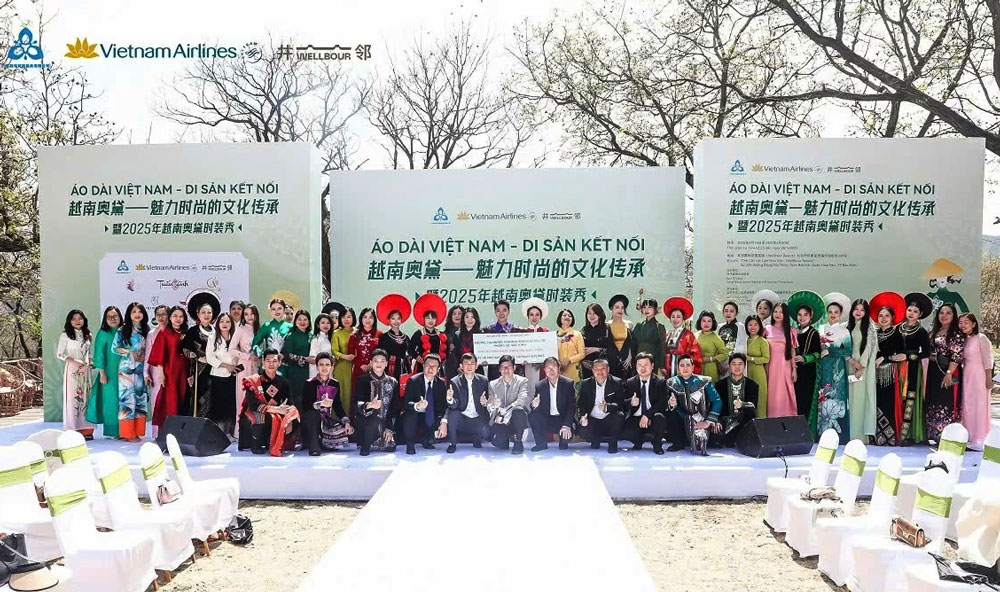 Ban Tổ chức, Nhà thiết kế Hàn Phượng và các nhà thiết kế cùng các mẫu trong bộ sưu tập tại Chương trình.