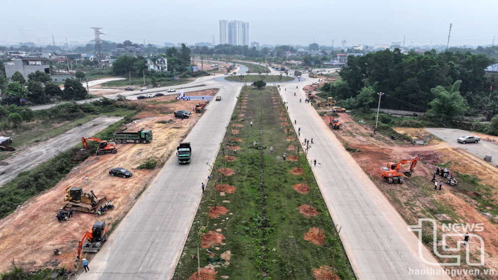 Nhà đầu tư đã huy động máy móc, thiết bị và hàng trăm nhân lực thi công trên tuyến đường Bắc Sơn kéo dài.
