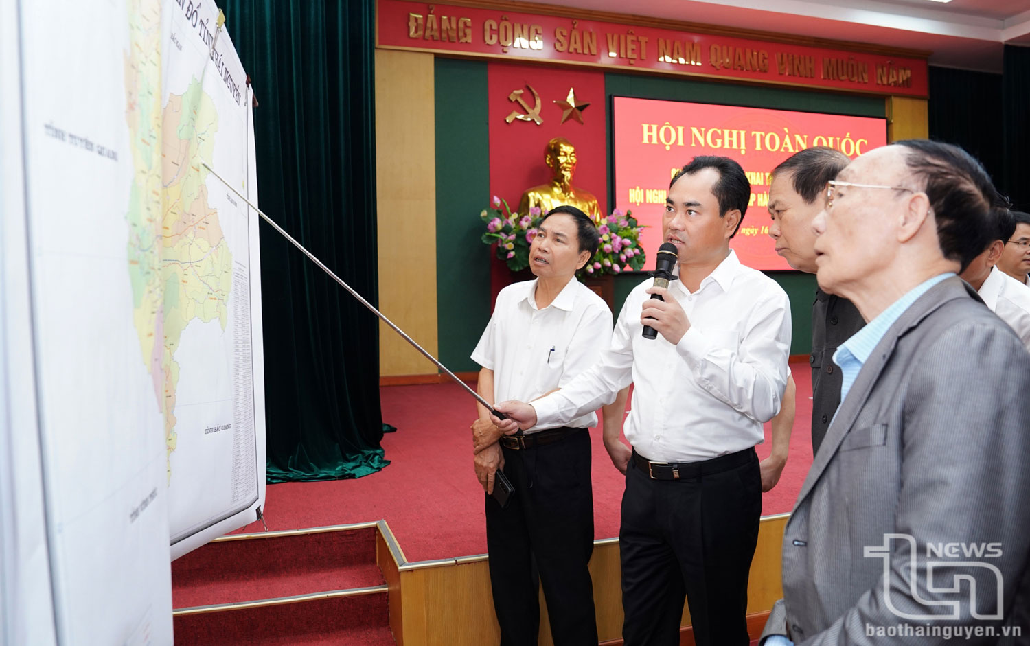 Đồng chí Trịnh Việt Hùng, Ủy viên dự khuyết Trung ương Đảng, Bí thư Tỉnh ủy giới thiệu bản đồ địa chính tỉnh Thái Nguyên sau khi sắp xếp.
