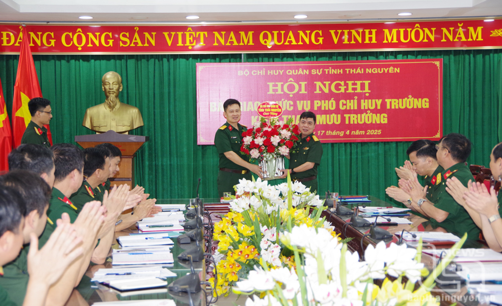 Bàn giao chức vụ Phó Chỉ huy trưởng Bộ Chỉ huy Quân sự tỉnh Thái Nguyên