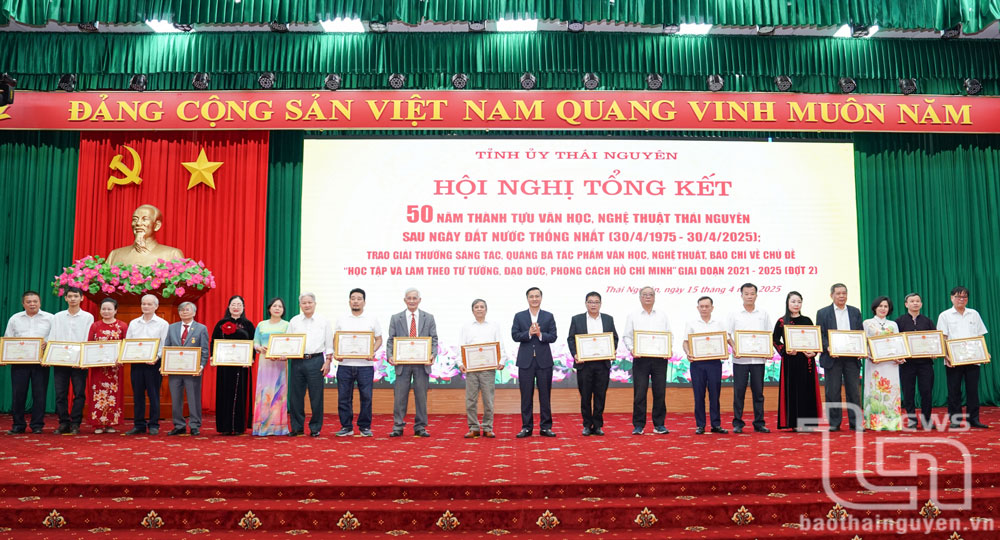 Đồng chí Vũ Duy Hoàng, Trưởng Ban Tuyên giáo và Dân vận Tỉnh ủy, trao bằng khen tặng các cá nhân có tác phẩm, công trình văn học, nghệ thuật tiêu biểu, xuất sắc giới thiệu về đất và người Thái Nguyên trong giai đoạn 1975 - 2025.
