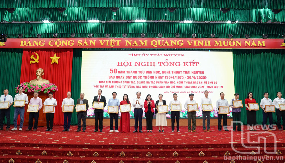 Các đồng chí lãnh đạo tỉnh trao Bằng khen tặng các cá nhân có tác phẩm, công trình văn học, nghệ thuật tiêu biểu, xuất sắc giới thiệu về đất và người Thái Nguyên trong giai đoạn 1975 - 2025.