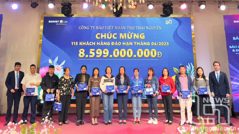 Bảo Việt Nhân Thọ Thái Nguyên chi trả quyền lợi đáo hạn cho khách hàng tham gia hợp đồng tại Công ty.